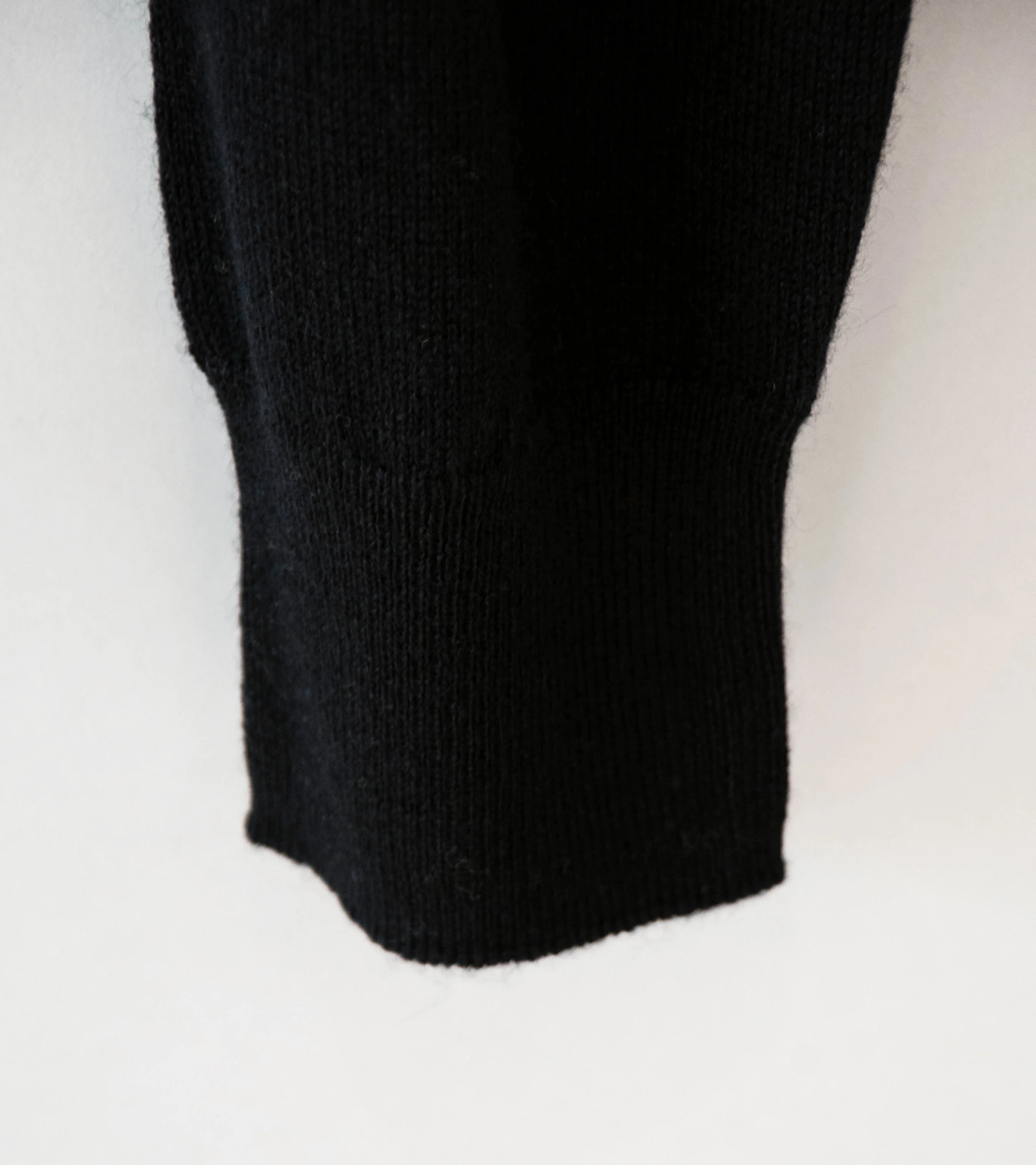 Auralee 'Super Fine Cashmere Silk Knit V-Neck P/O' (Black) - Image 4